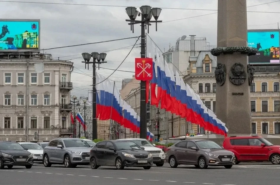 Коллеги, друзья, с Днем российского флага!
