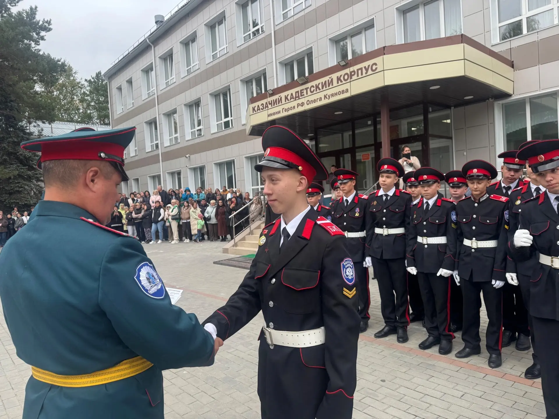 На торжественной линейке, посвящённой Дню знаний, состоялось награждение отличившихся к...