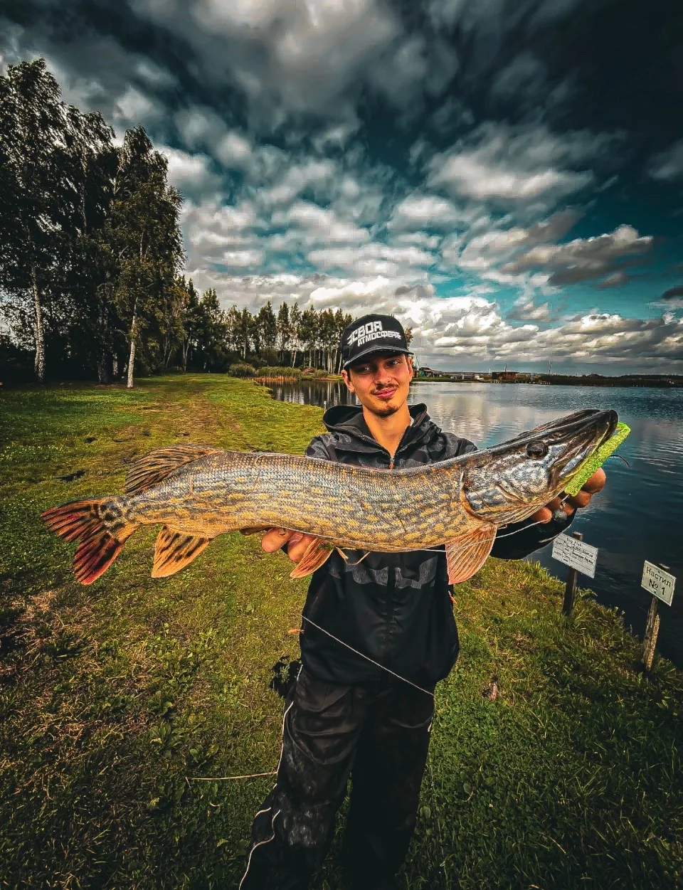Платный водоём, глубина 1.5 метра и зубастая королева! 🐊🎣🌊