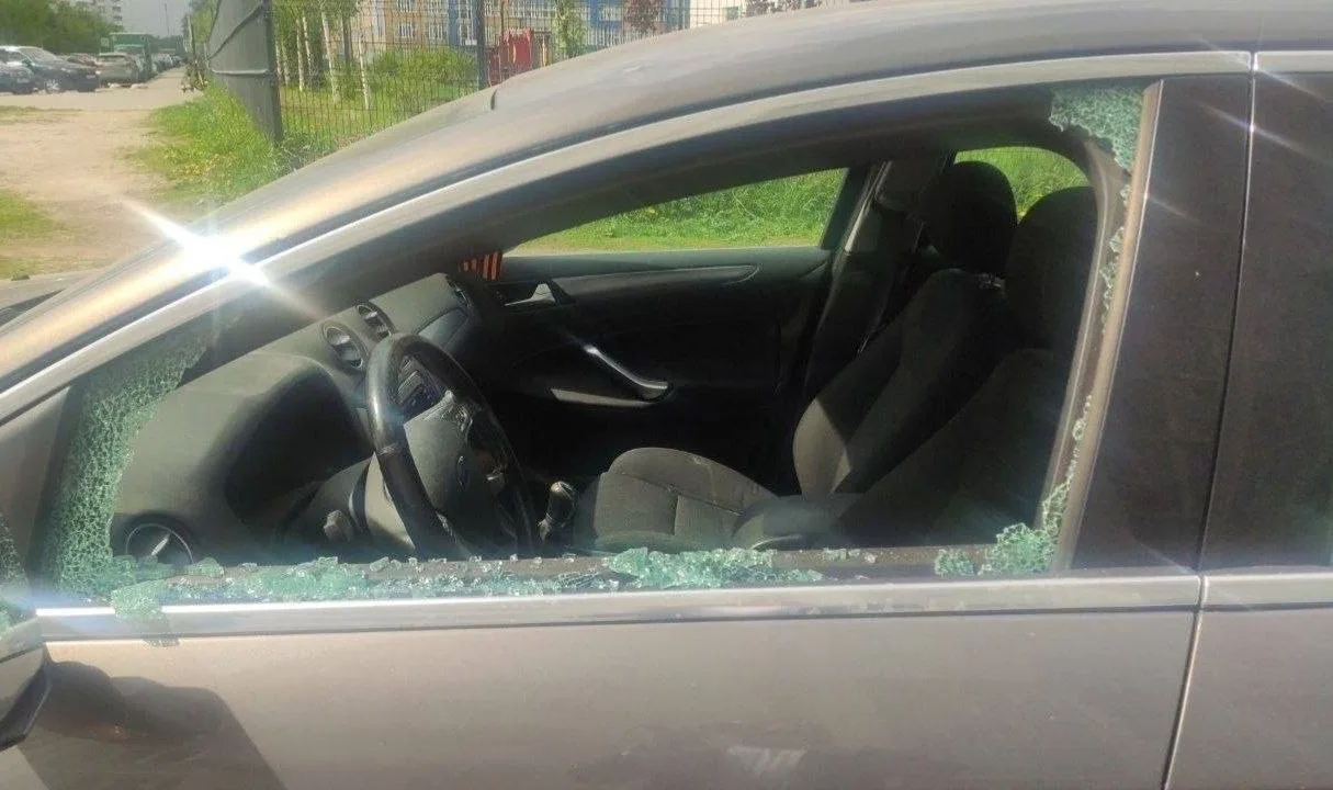 В Химках на Совхозной улице, неизвестные выбили стекло в машине местного активиста😣  По словам жител