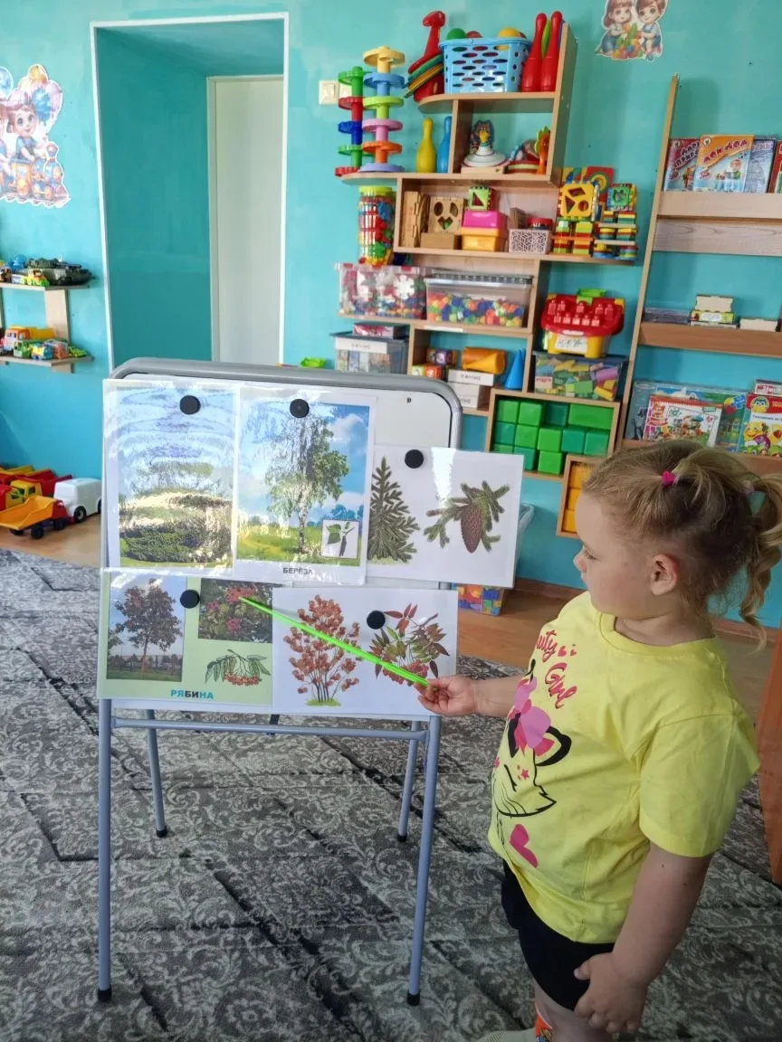 🌍 Маленькие исследователи изучают природу! 🌾🐞
Листики, цветочки, букашки — столько чудес вокруг! 