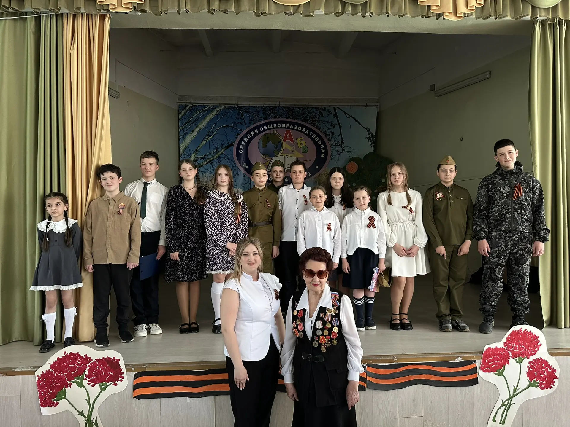 🎭 Связь поколений: школьный театр поздравил ветеранов и учеников с наступающим Днём Победы.  В предд