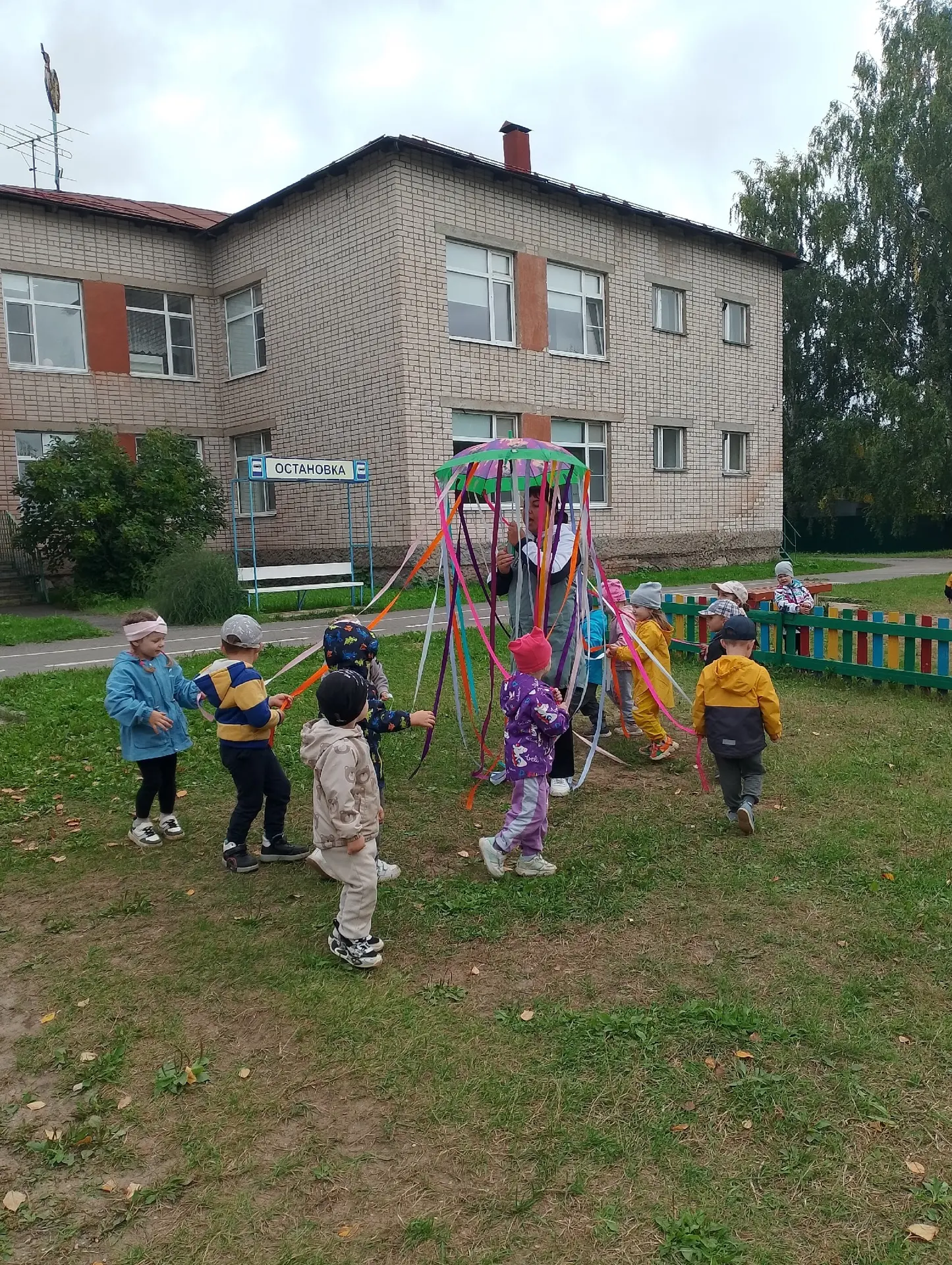 В группе "Карамельки" на прогулке прошла чудесная малоподвижная игра «Карусель» — она и...