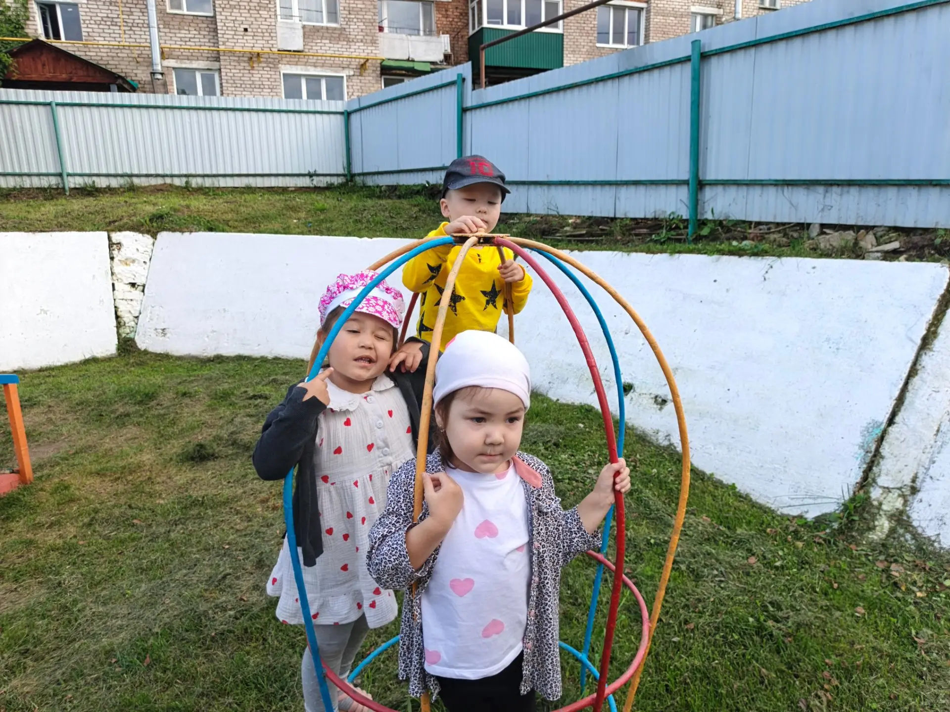 Сегодня мы хотим поделиться с вами тем, как наши маленькие непоседы проводят время на п...