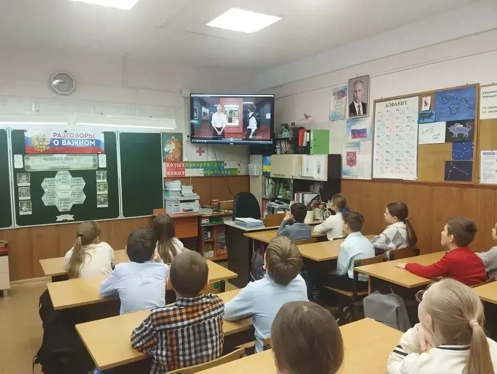 19 января 2026 года в МОУ СОШ имени Д.И. Зернова прошла линейка и торжественная церемония поднятия ф