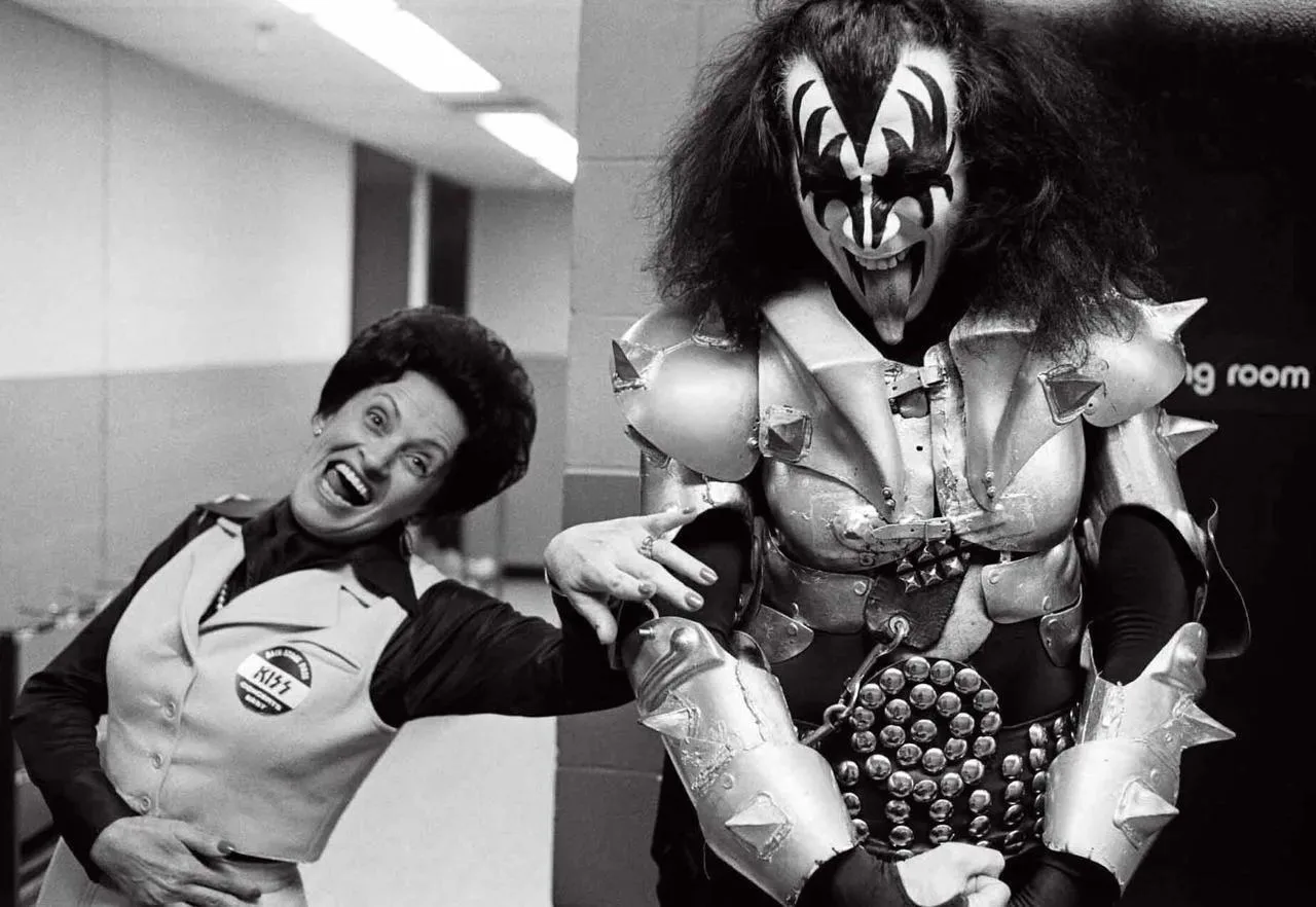 Джин Симмонс из KISS с мамой за кулисами, 1977 год.