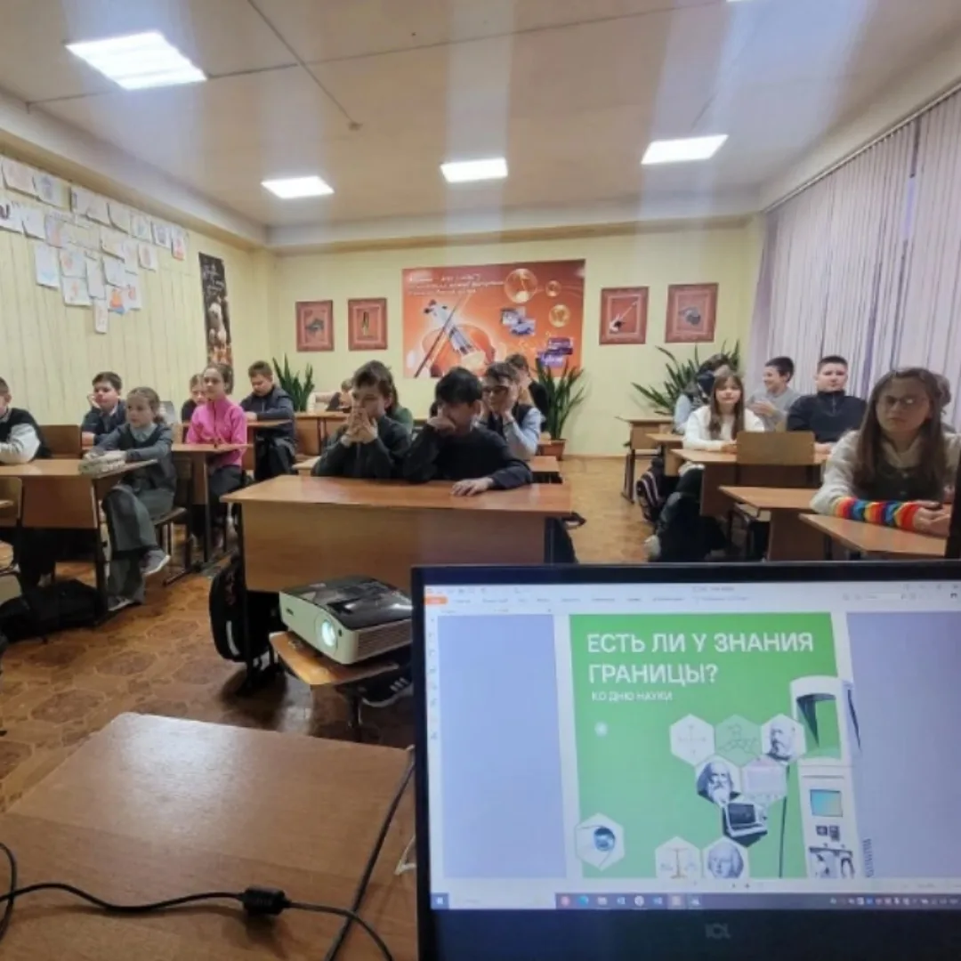 💬Утро понедельника в нашей школе началось с торжественной линейки, церемонии выноса флага 🇷🇺 и испол