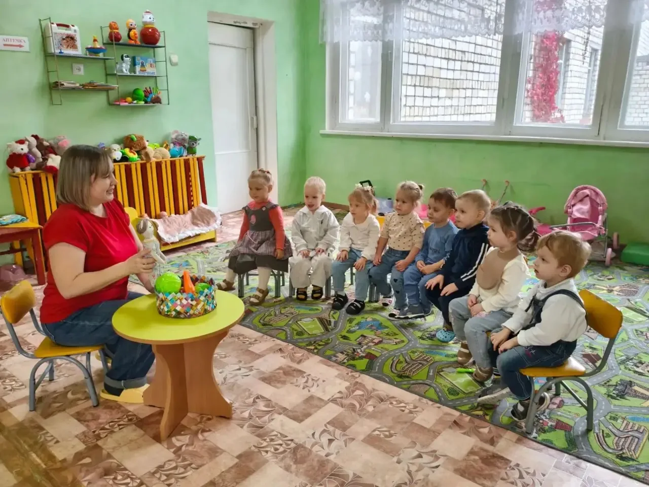 🍂 В гости к малышам первой младшей группы заглянула добрая бабушка — кукла-персонаж! 🤗