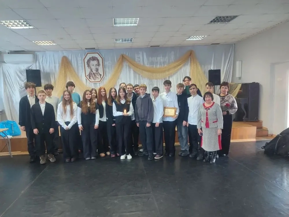 Сегодня  в день памяти русского поэта Александра Сергеевича Пушкина ученики 7г и 8а классов стали уч