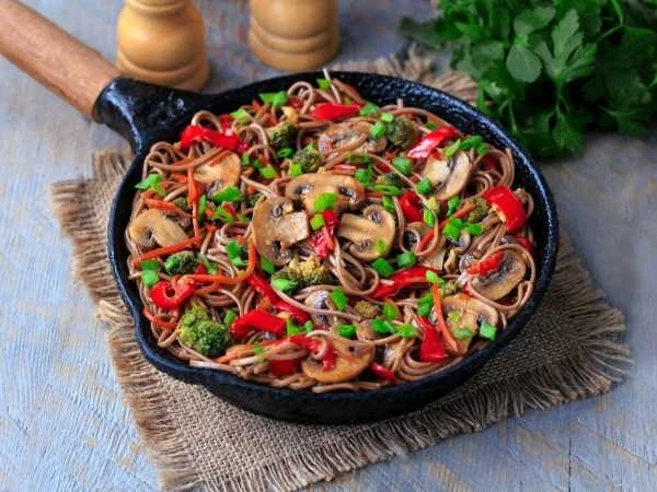 🍜 Гречневая лапша с овощами.

Ингредиенты:

- Лапша гречневая — 100-150 г
- Оливковое/кунжутное мас