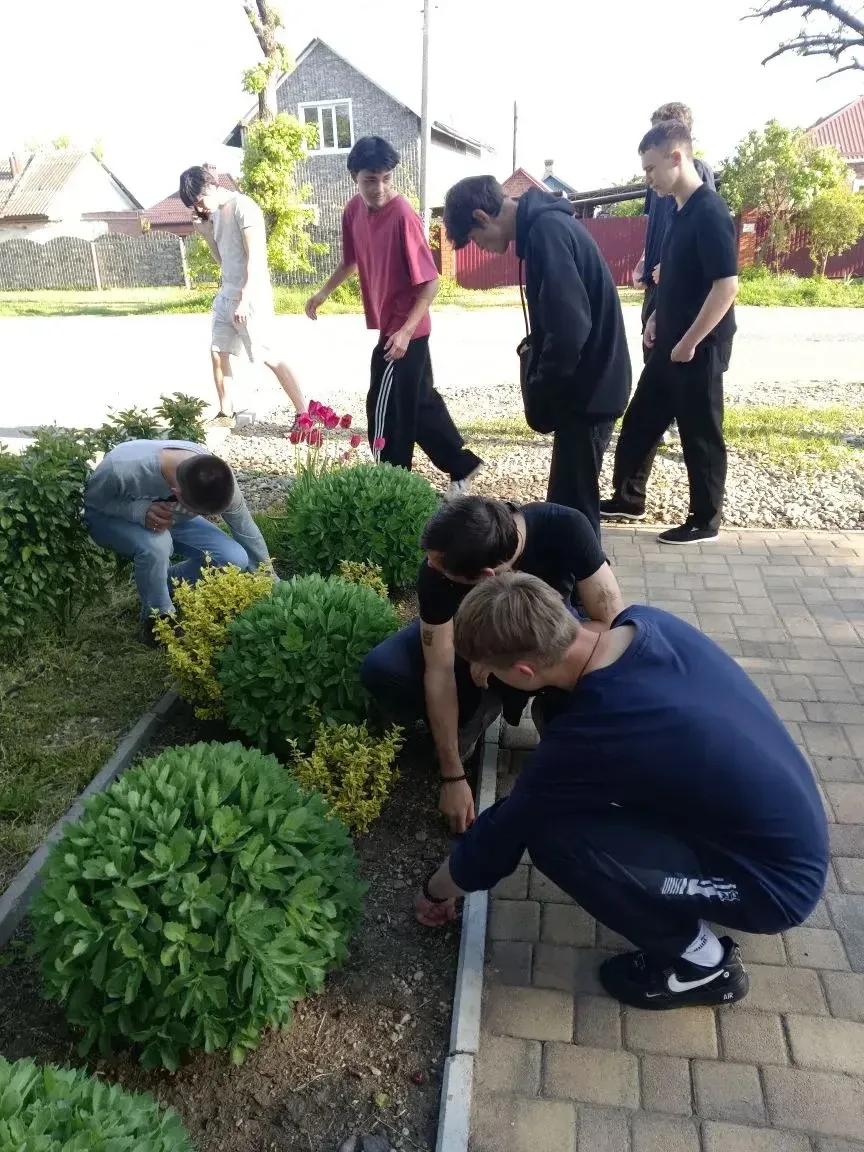 🌿 Накануне Дня Победы: студенты привели в порядок памятник  8 мая 2026 года, в преддверии великого п