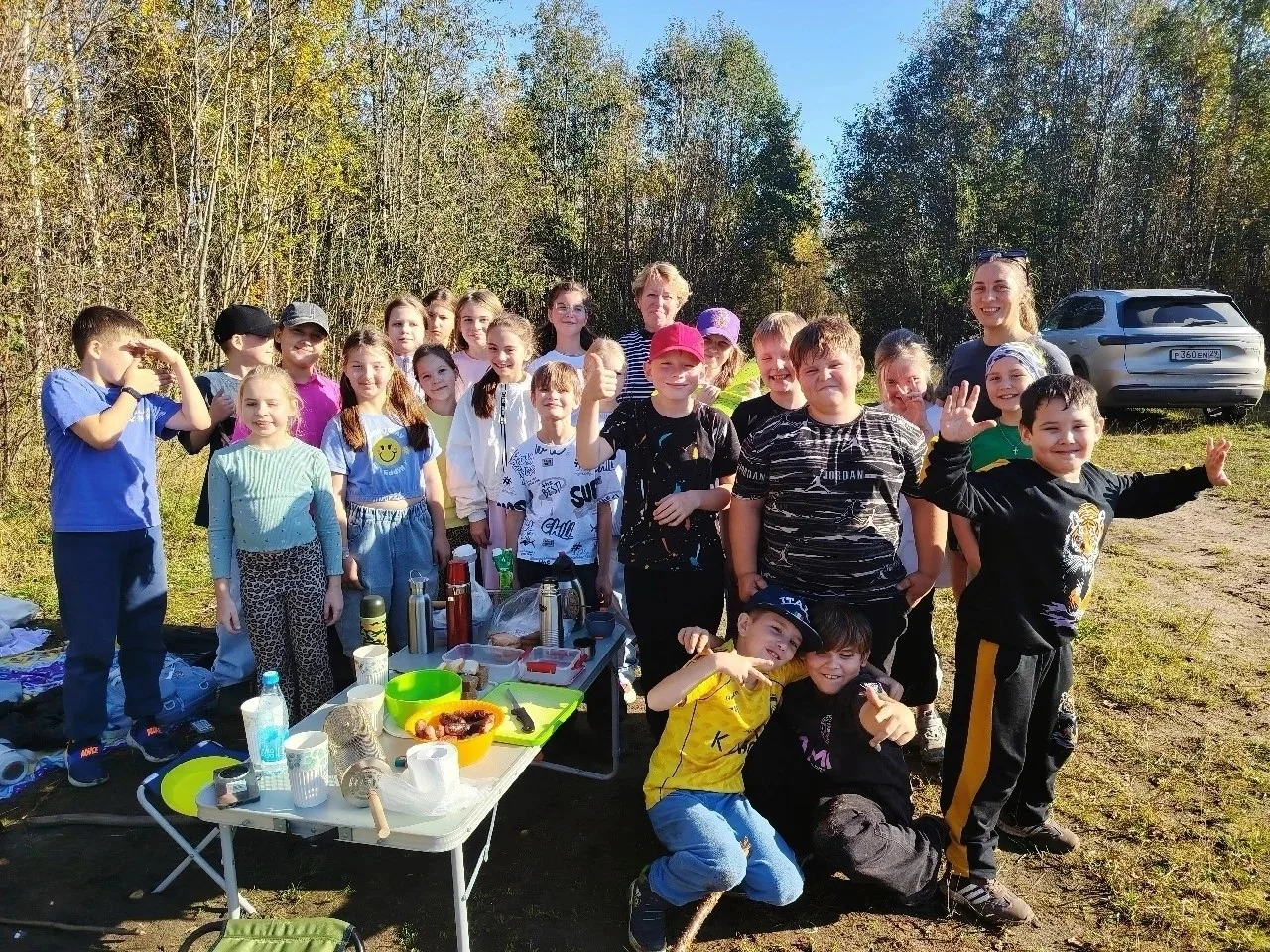 Погода осенью нас иногда радует. В один из теплых, почти летних дней, ученики и родител...