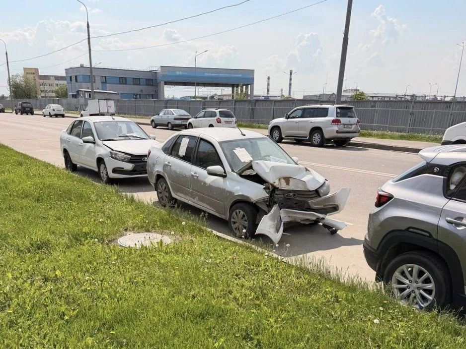 🚘В 8 микрорайоне от улицы Генерал Белобородова до улицы Зенитчиков весь Волоцкой переулок завален би
