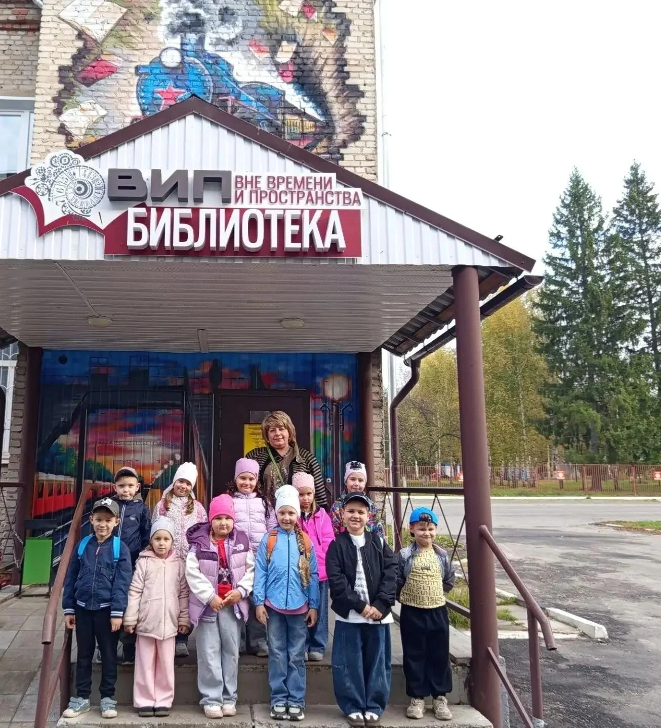 🎒Ребята‑дошколята совершили экскурсию в библиотеку и с любопытством разглядывали  ряды...