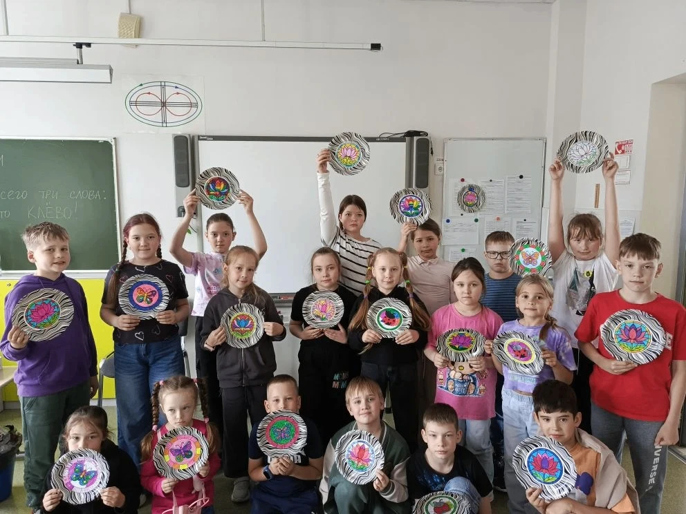 🎨🕊️ Мастер-классы продолжаются: волшебство на кончиках пальцев!

Творческая жизнь в лагере не оста