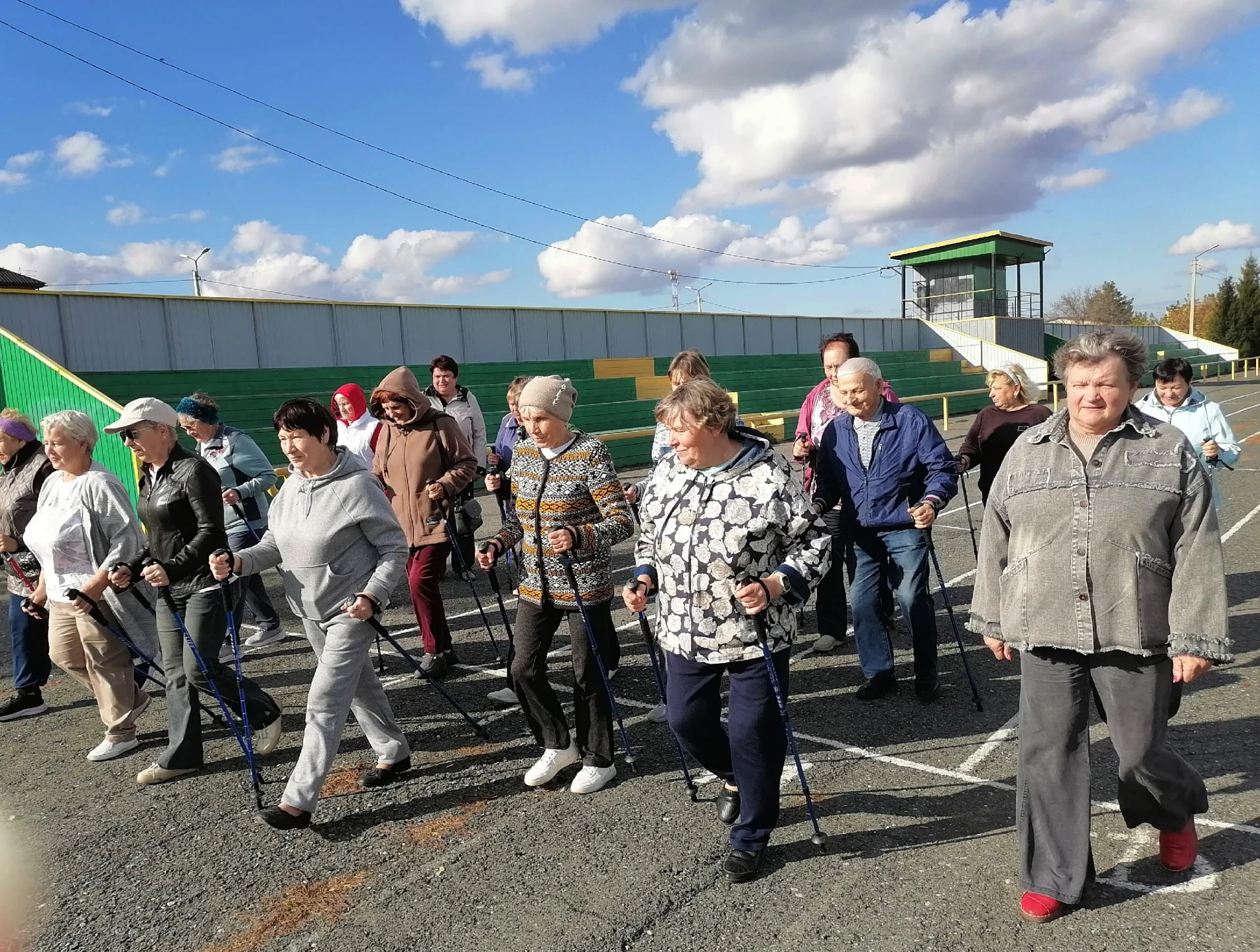 Сегодня, в День пожилых людей, на стадионе "Олимпийский", любители активного образа жиз...