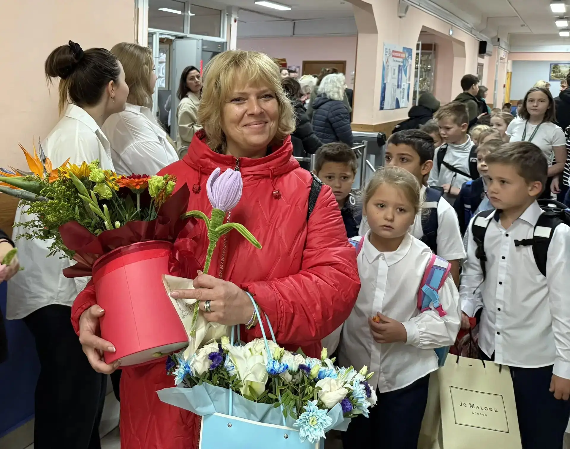 Сегодня утром школьные коридоры превратились в настоящую оранжерею, наполненную самыми ...