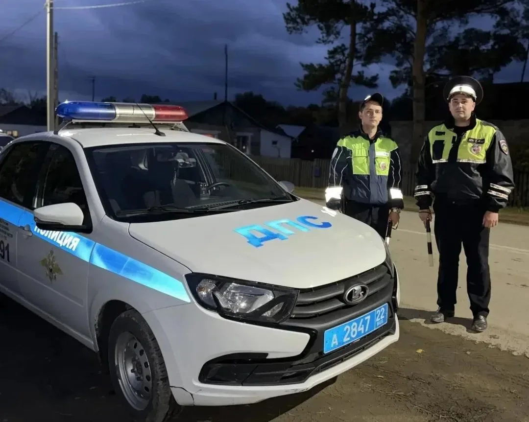 Госавтоинспекторы спасли человека из горящего дома в Алтайском крае