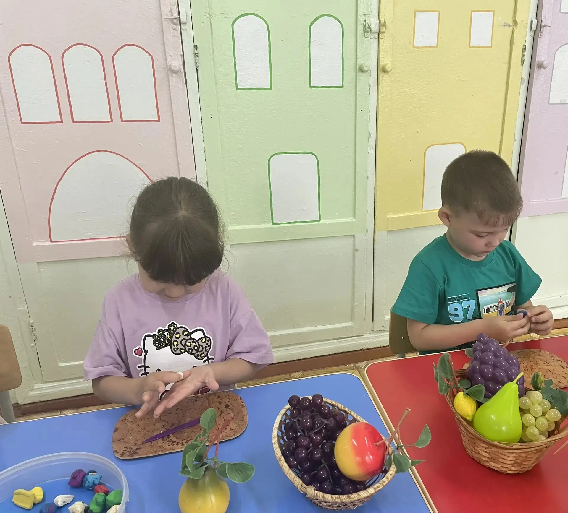 🍎 Юные скульпторы в деле! 🎨

Сегодня ребята подготовительной группы превратились в настоящих скуль