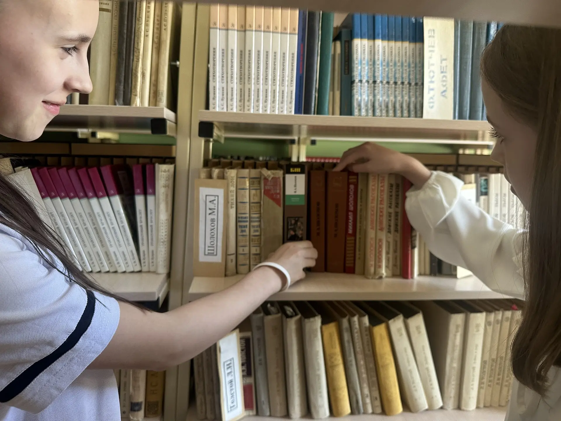 📚Литературная выставка «Шолоховский уголок»  Советники директора по воспитанию организовали в школьн