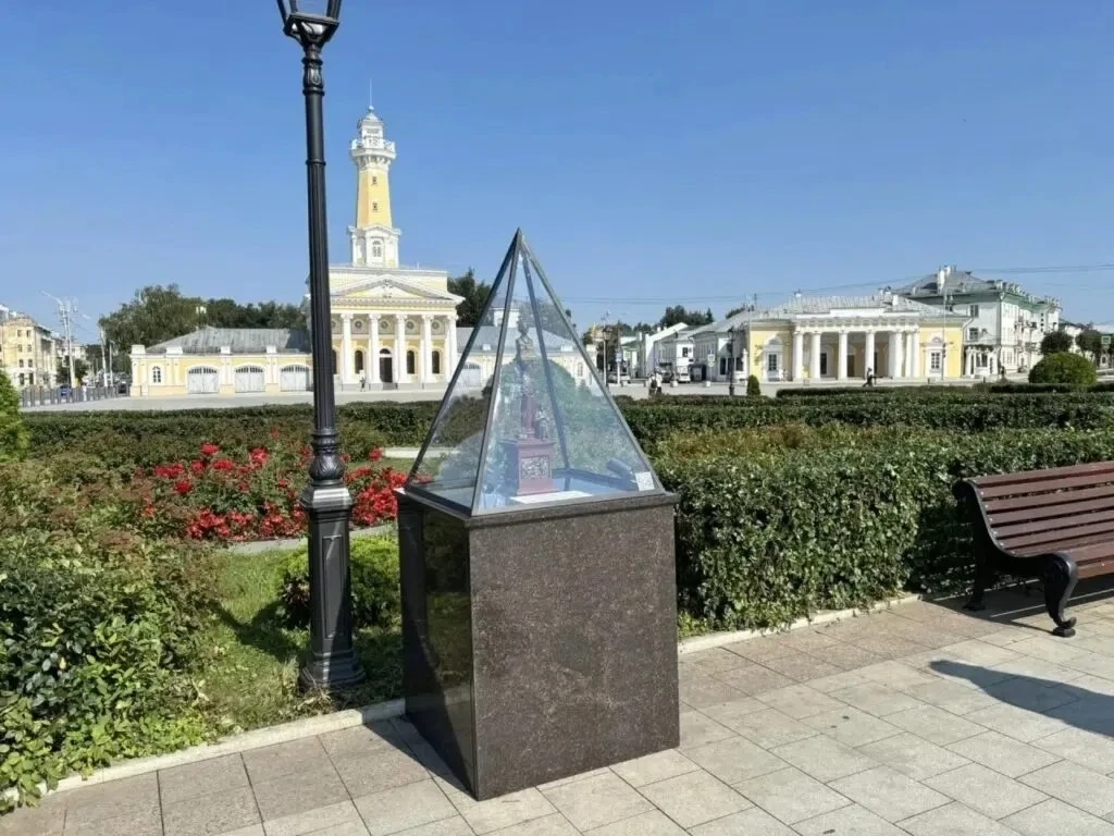 На Сусанинской площади установили макет исторического памятника Михаилу Романову. Он полностью повто