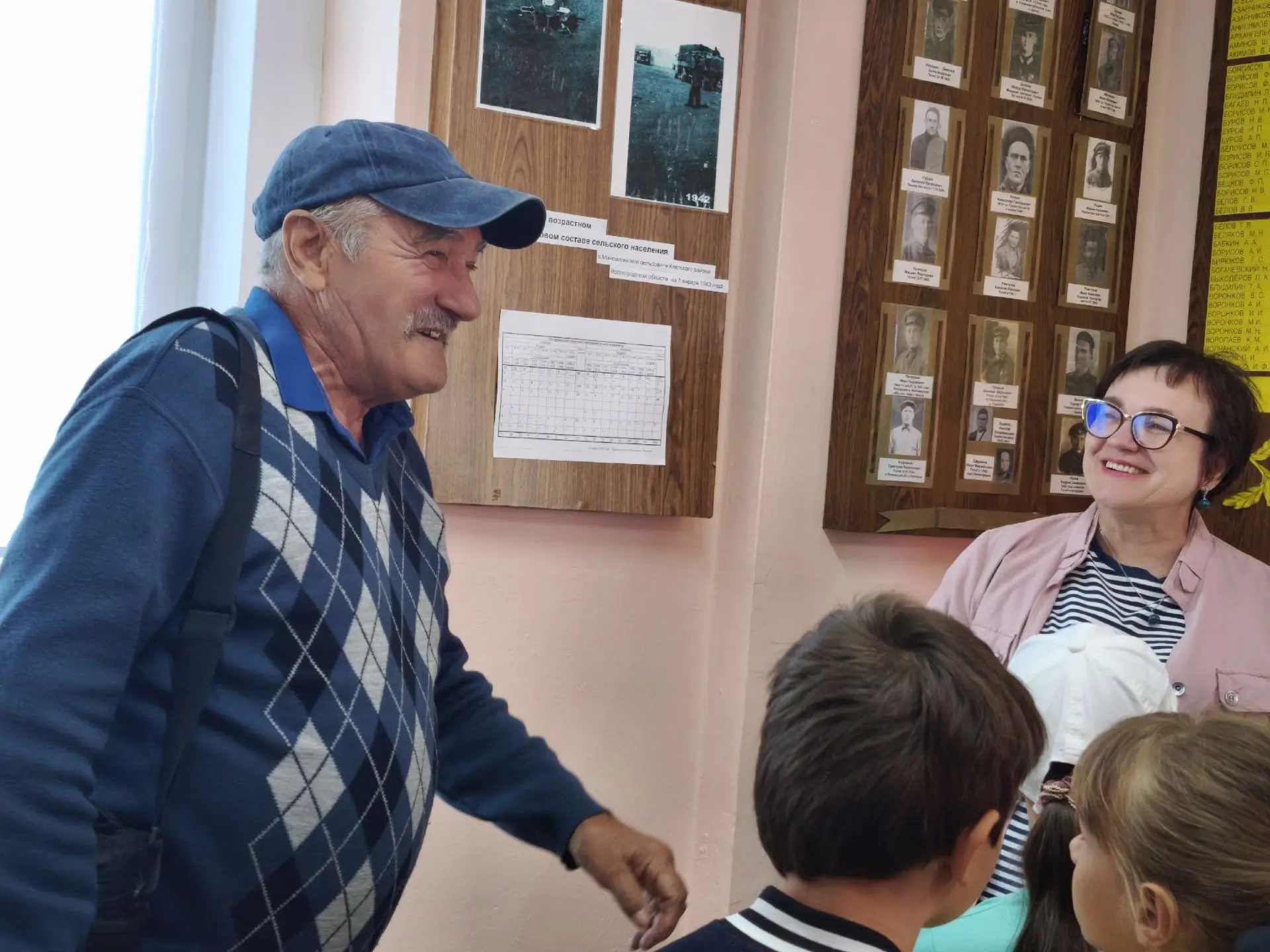 В школьном музее МКОУ «Манойлинская СШ» состоялась встреча с Клетским краеведом и очень...