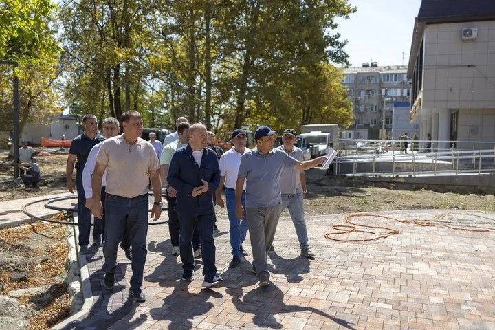 В Энеме продолжается благоустройство площади Дружбы у Центра культуры. На месте работ п...