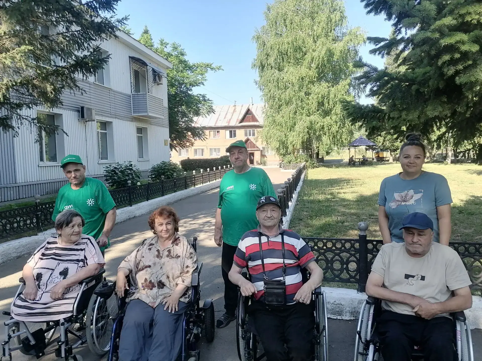 Больше, чем просто свежий воздух: в Бийском доме-интернате помогают гулять каждому.
В Бийском доме 