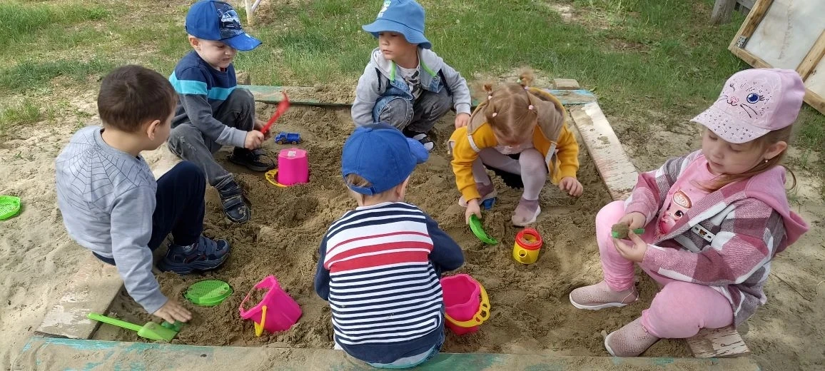 Игры и наблюдение за цветами во время прогулки 💐