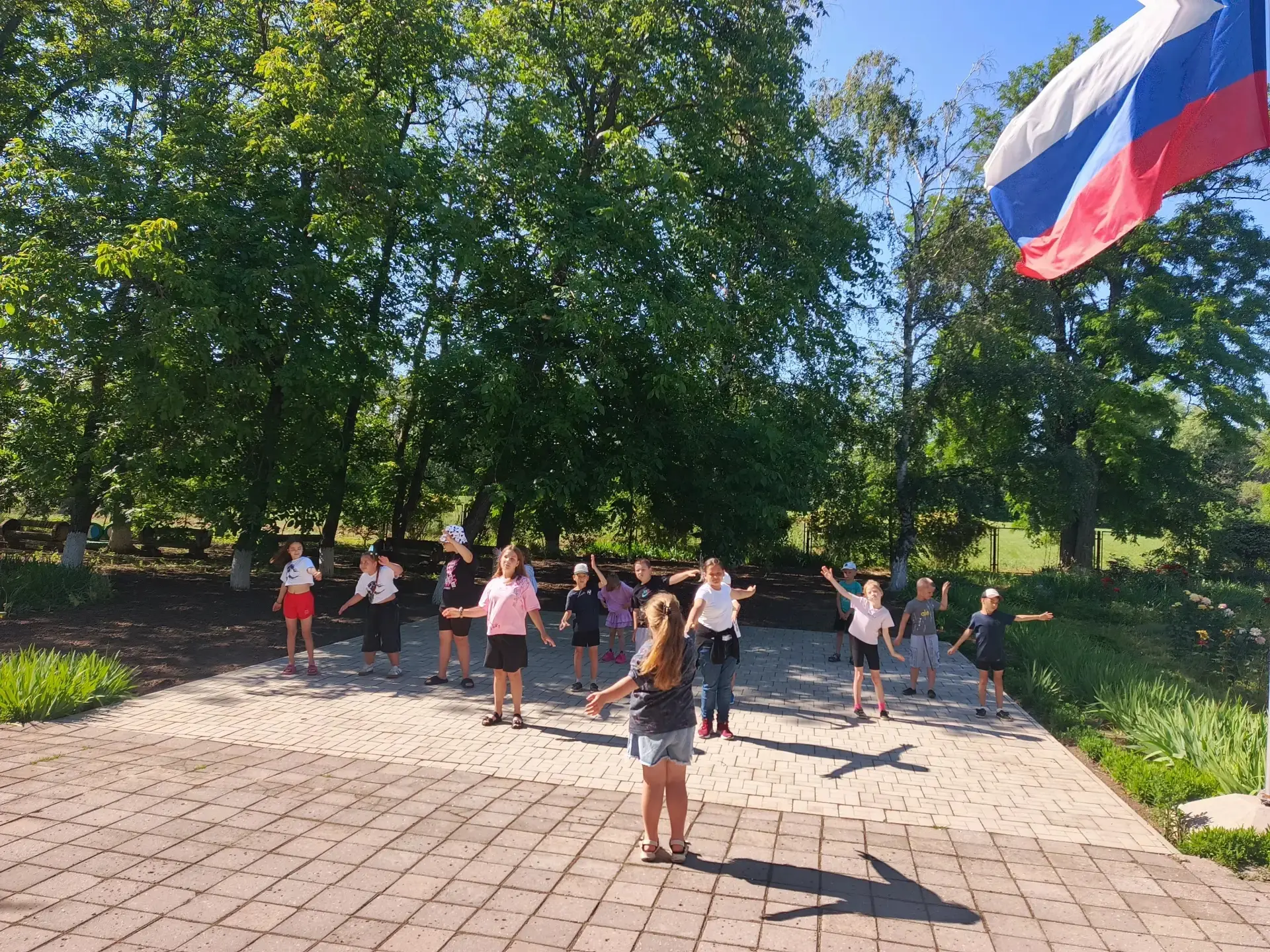 Утро в нашем пришкольном лагере началось с невероятного заряда бодрости и хорошего настроения! 🌞 Ре