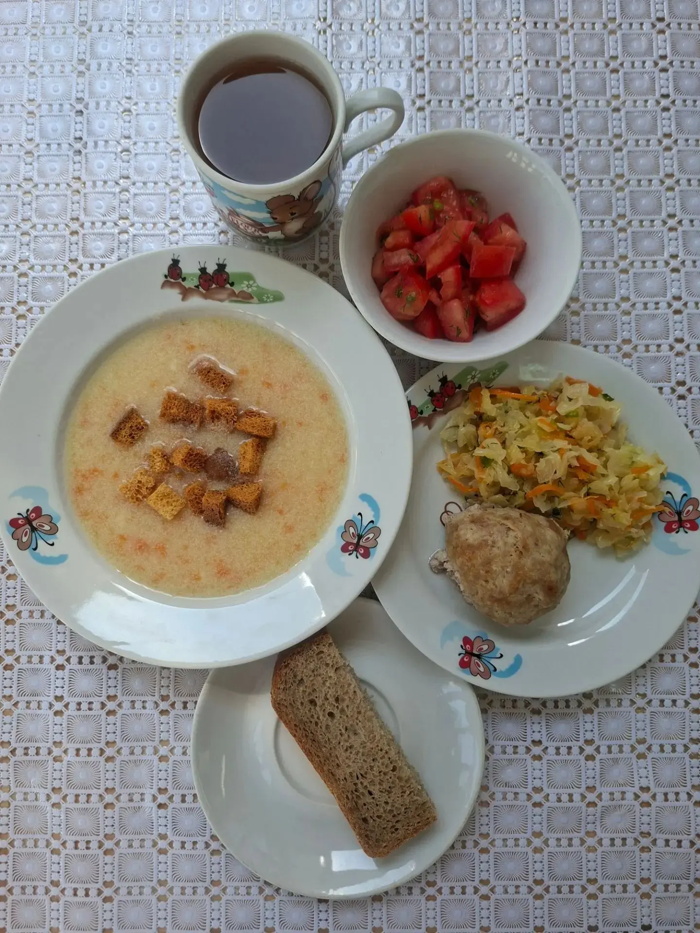 Обед в детском саду — настоящее маленькое приключение! 🎉
🥣 Нежный картофельный суп‑пюре словно обн