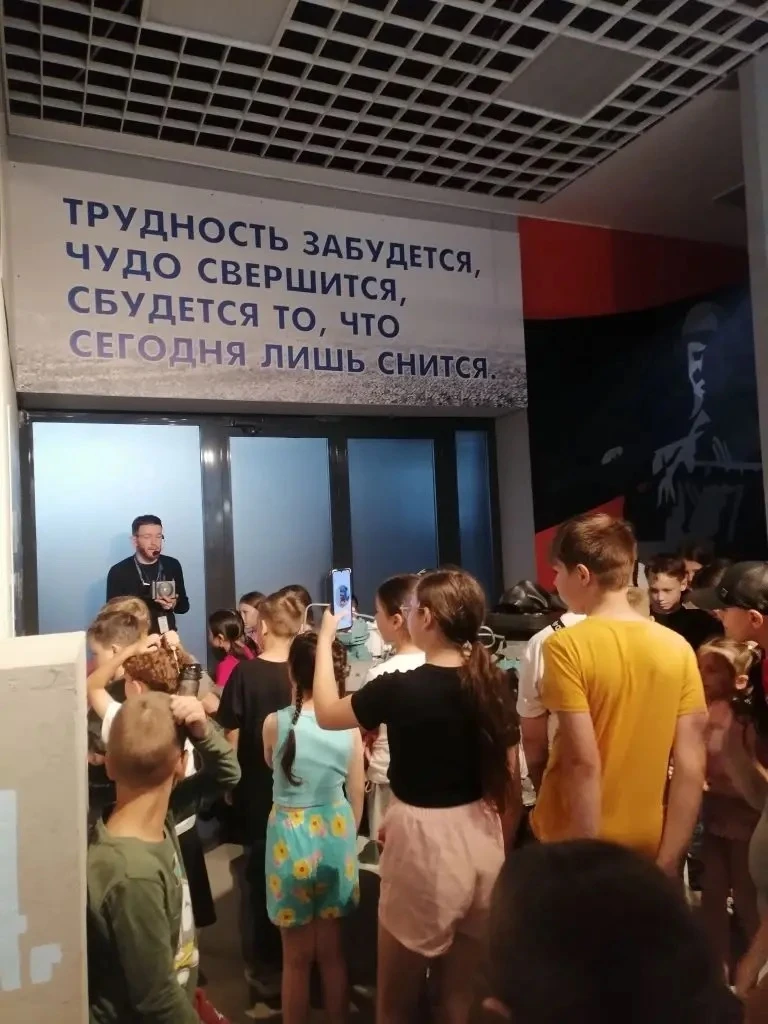 От истоков города к вершинам здоровья! 🏗️🏃‍♂️✨

Сегодня, 15 июня, в лагере «Мультландия» прошел де