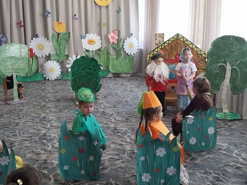 Юные артисты из второй младшей группы показали белорусскую народную сказку "Пых".