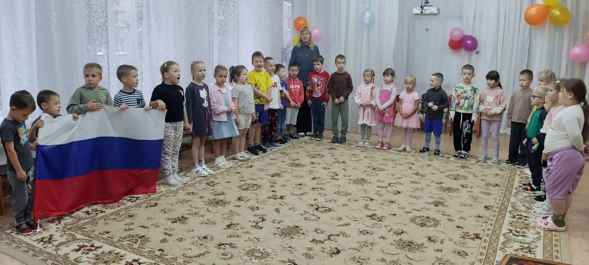 Каждый понедельник рабочая неделя наших старших дошколят начинается с исполнения Гимна ...