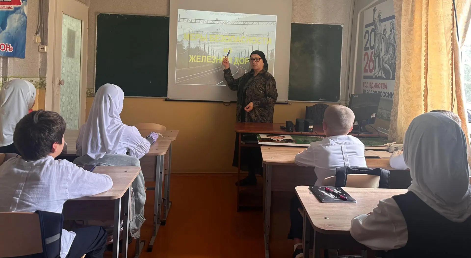 В 5"а" классе прошёл классный час на тему «Меры безопасности на железной дороге». В ход...