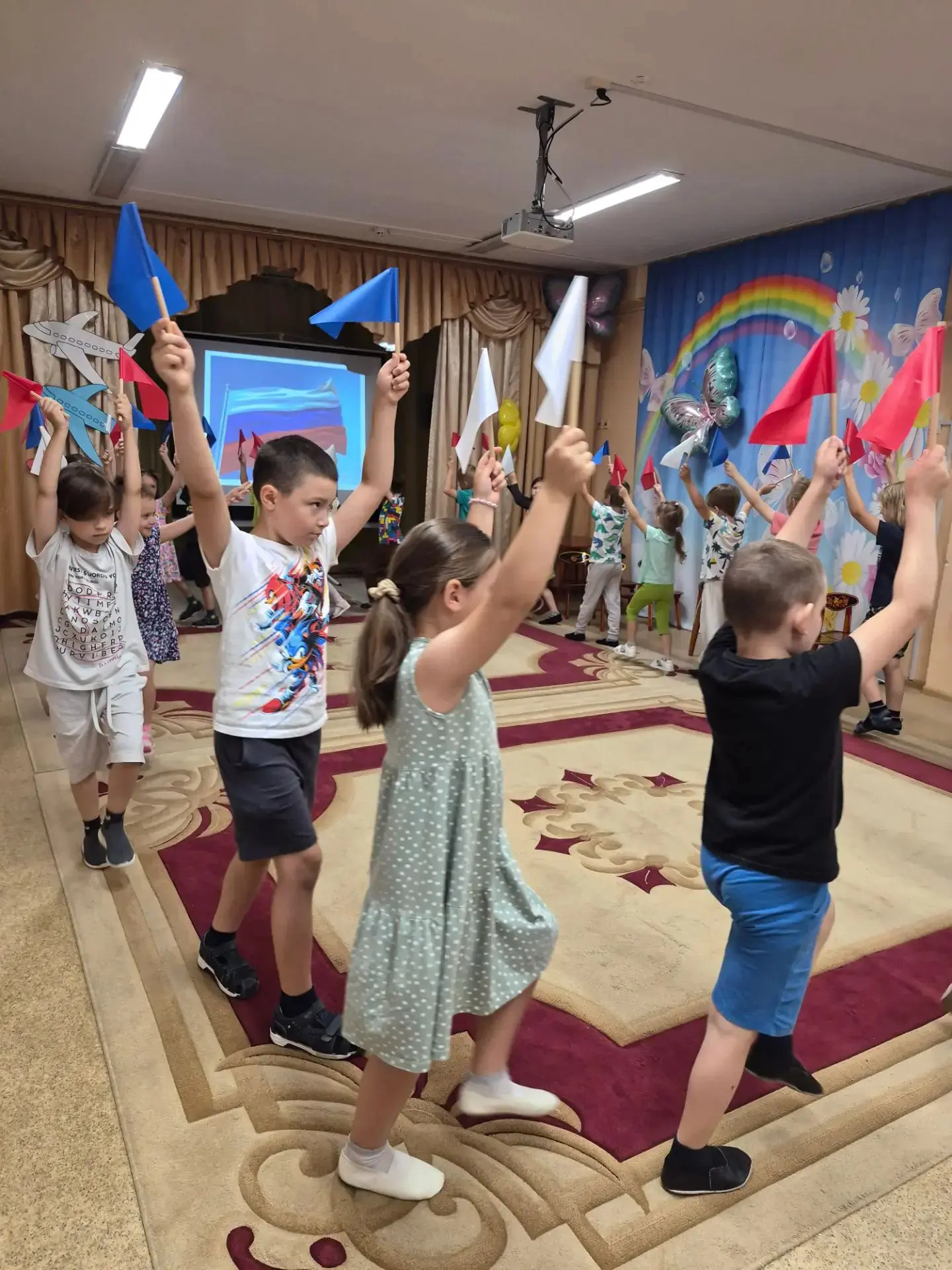 День флага России в детском саду прошёл очень плодотворно. В музыкальном зале прошёл пр...