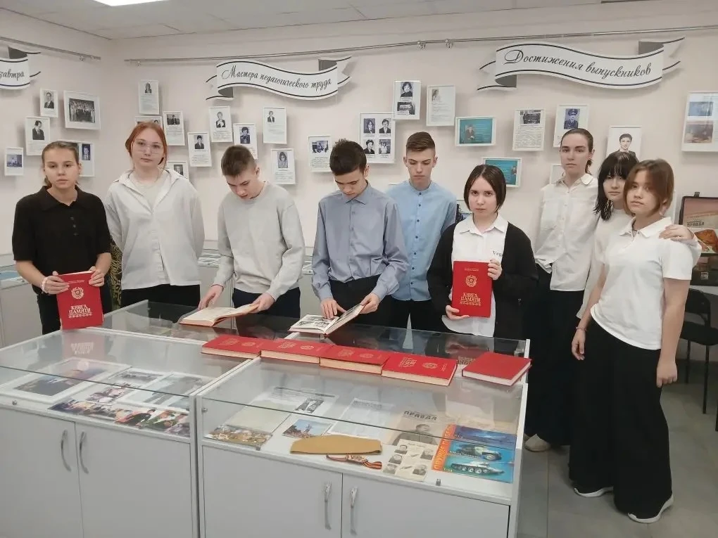 🇷🇺 В школьном музее продолжаются экскурсии, посвящённые Дню защитника Отечества! Экскурсоводы Ксения