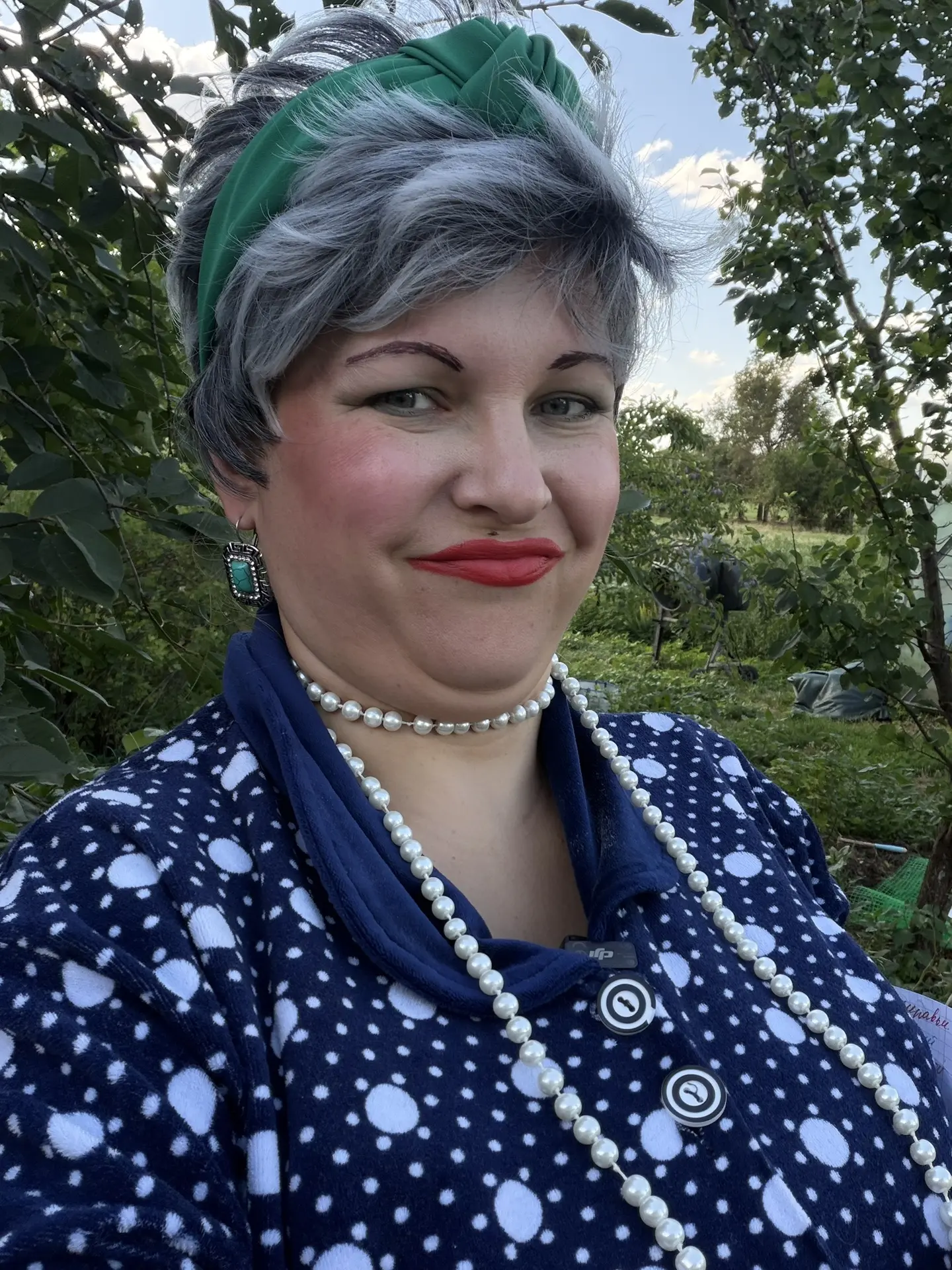 Пламенный привет всем от Агриппины Адольфовны. Учит соседей уму разуму🤫