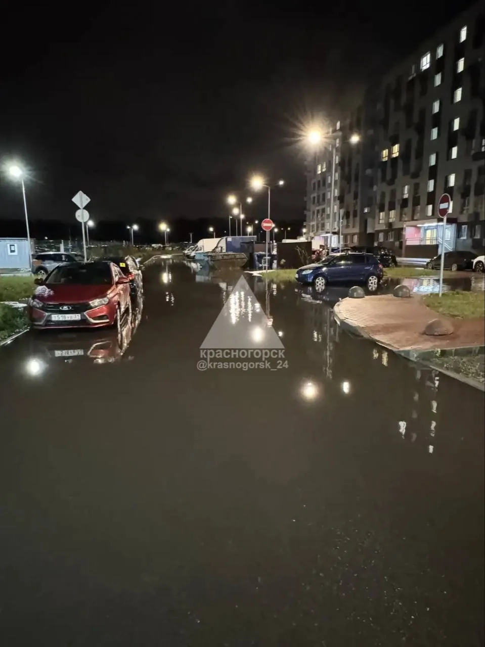 ❗️В ЖК «Новая Рига» забиты ливнёвки. Из-за сильного дождя затоплены придомовая территория и дороги.
