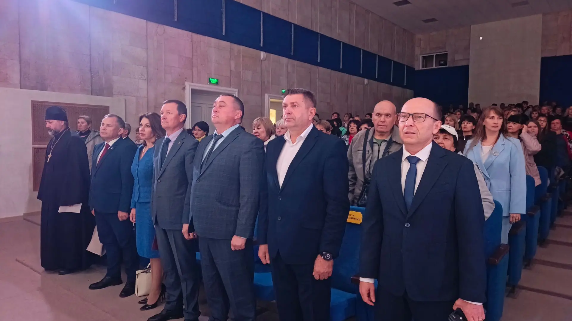 Сегодня гости собрались в этом зале, чтобы сказать слова огромной благодарности людям, ...