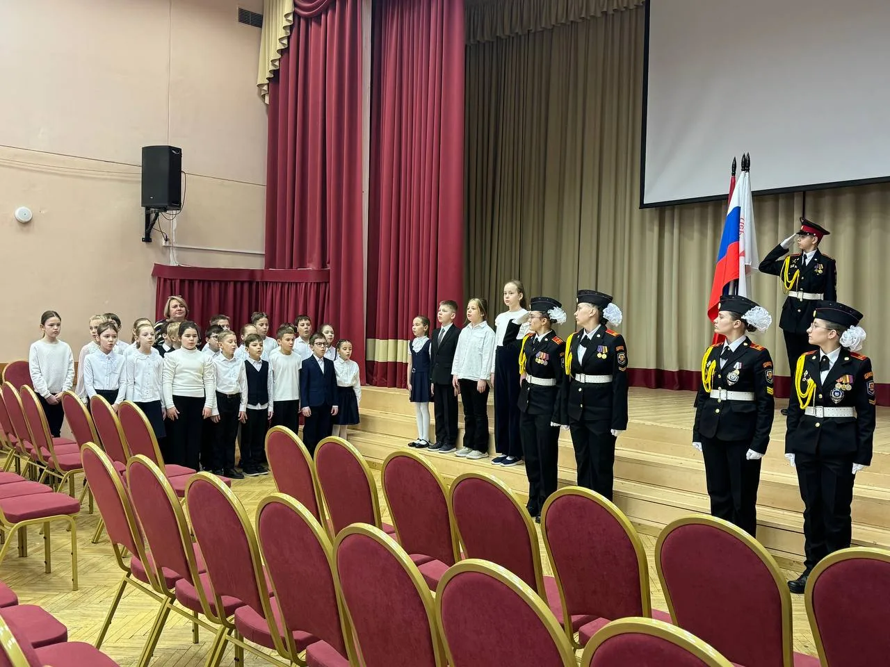 🇷🇺 Церемония поднятия флага и «Разговоры о важном»  Сегодня мы соблюли традиции с ребятами из 4 клас