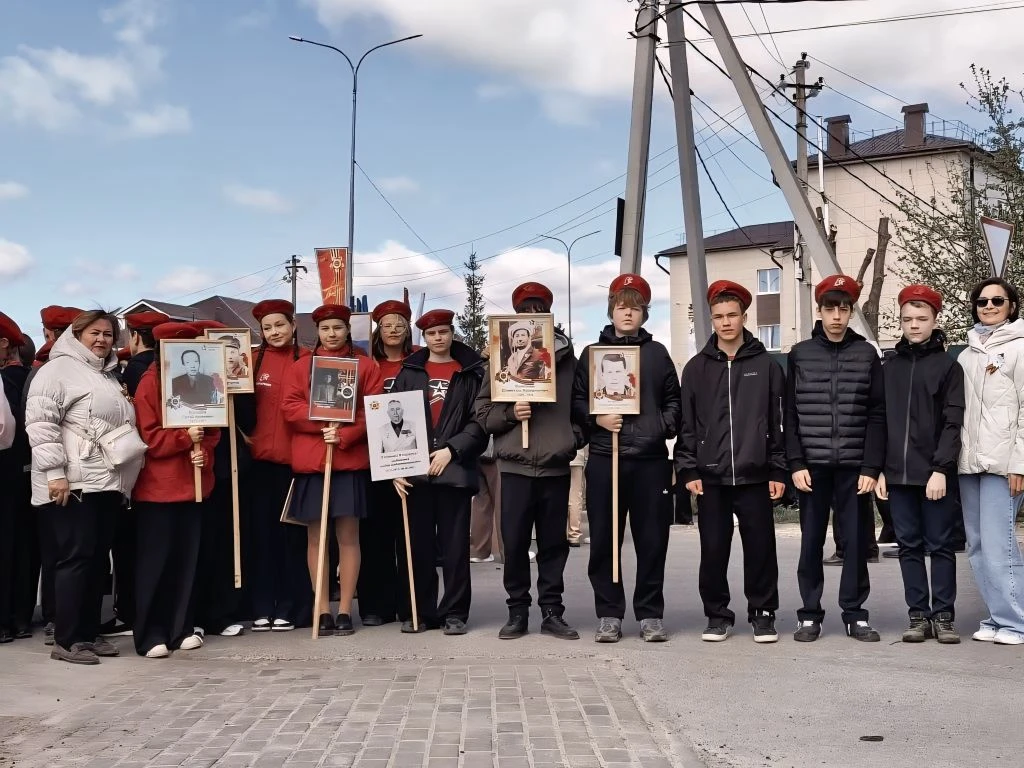 Наши уважаемые учителя и ученики приняли участие в Параде Победы! 🌟  В торжественном шествии, в крас