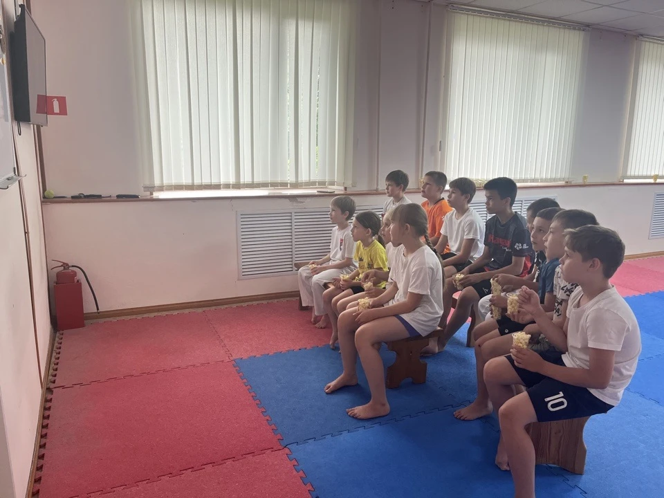 📌В подростковом клубе «Искра» прошел показ и обсуждение фильма «Строители мира» (режиссер Е. Дубров