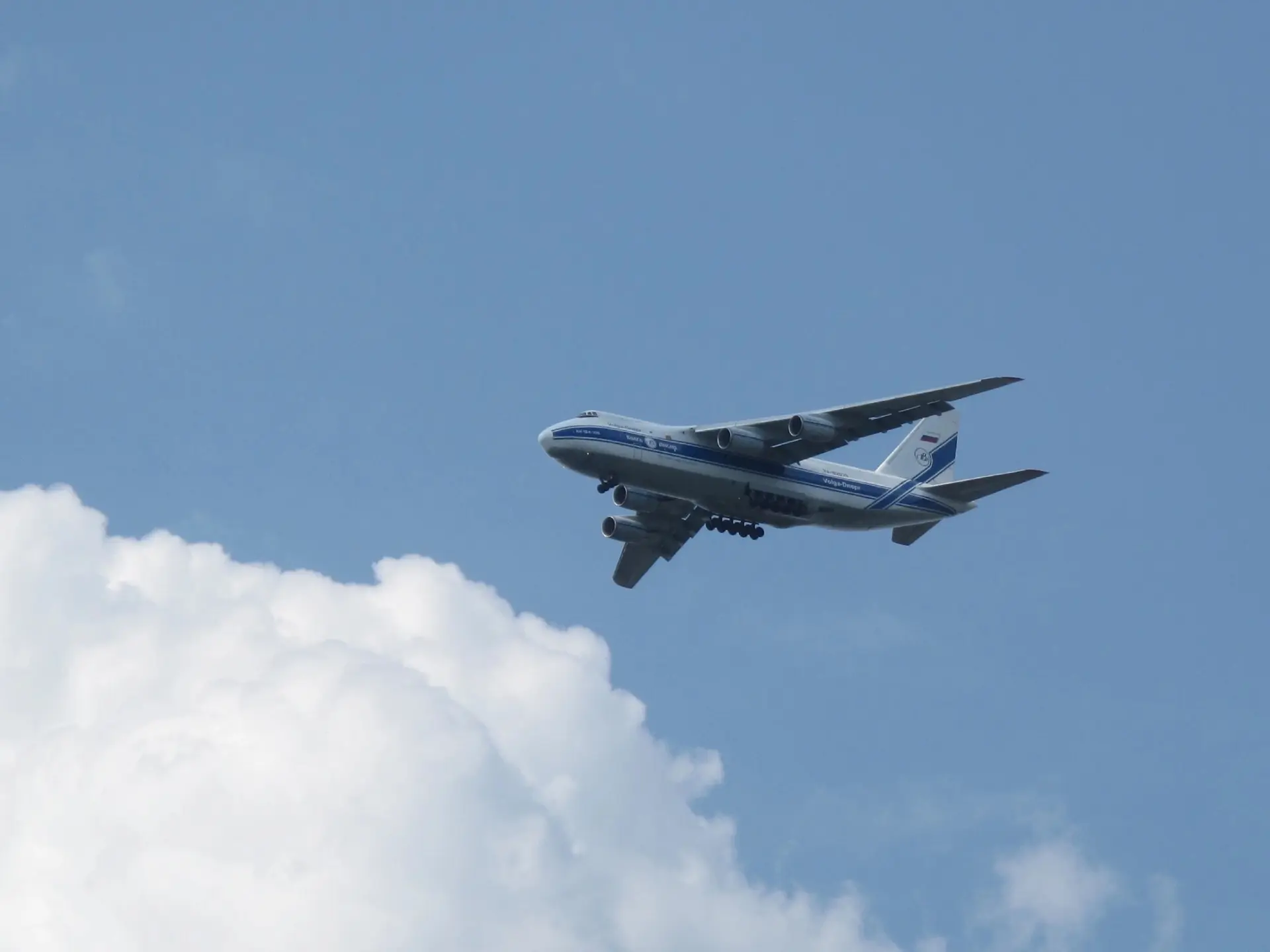 Легендарный самолет Руслан в небе над Внуково.

Ан-124 «Руслан» — тяжёлый военно-транспортный самолё