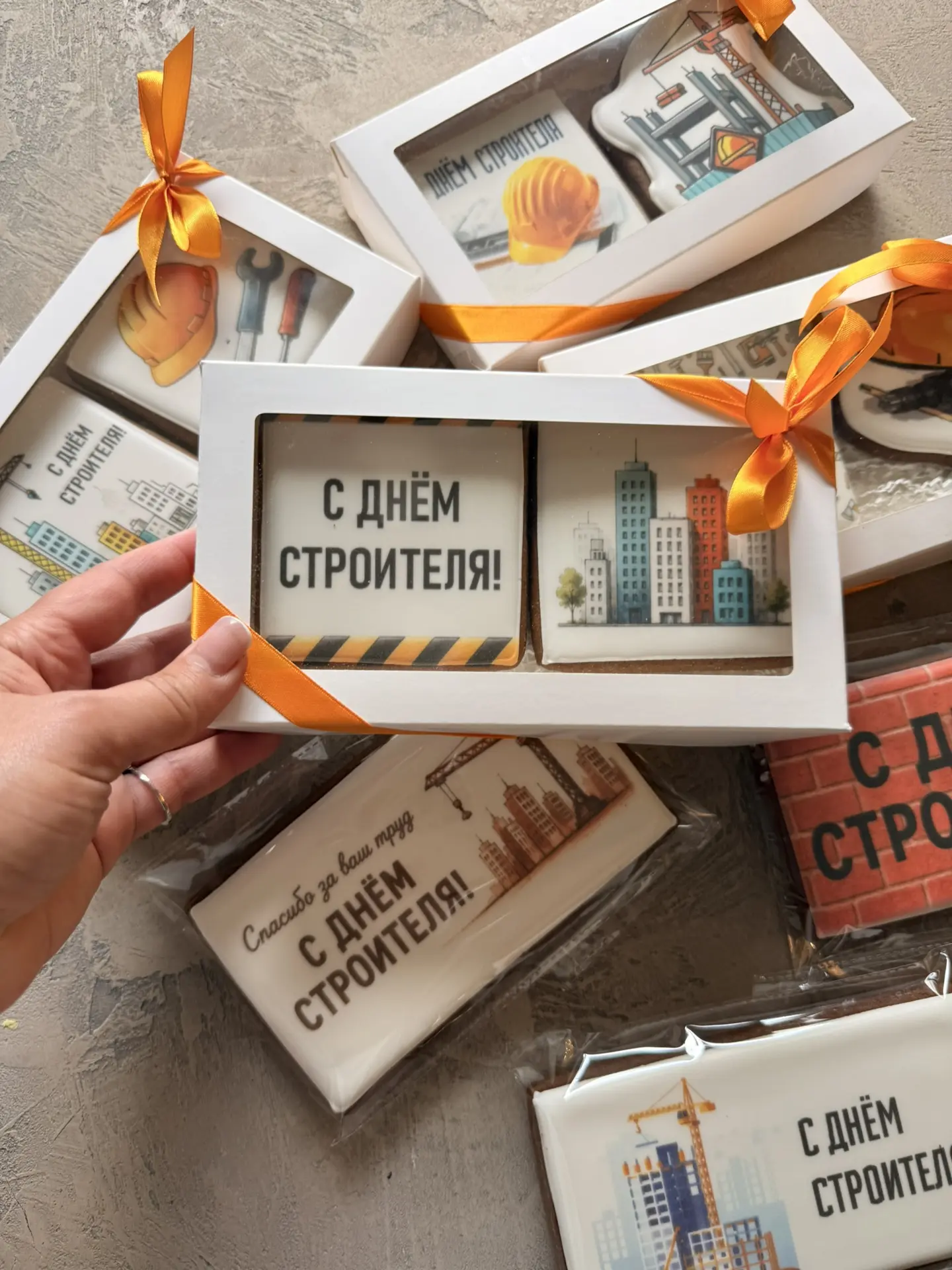 А мы тут дома строим.. из пряников . И намекаем, что пора заказывать подарки ко Дню стр...