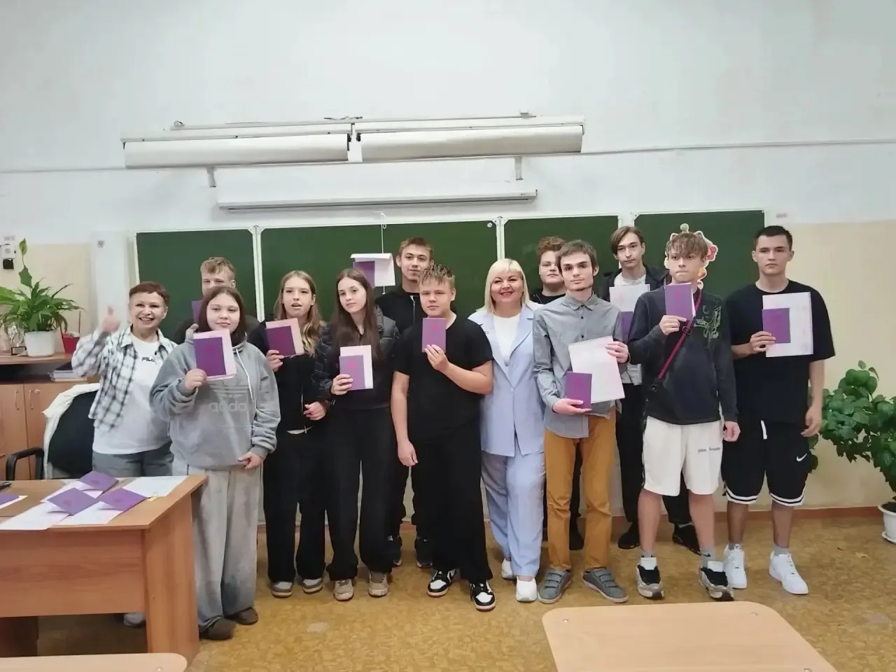 🎓 Атмосфера праздника и гордости: в школе №27 вручили документы об образовании выпускн...