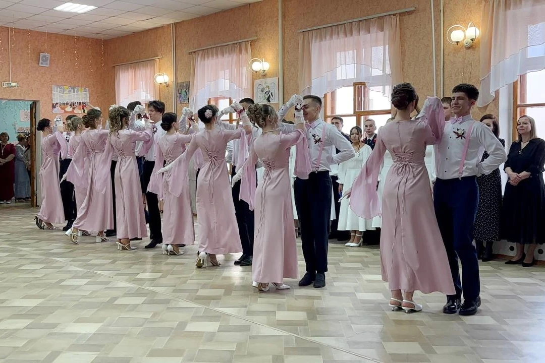👫❤ Улыбки зажигаются вокруг.  И смотрит мне в глаза волшебник-вечер,  Я к музыке притронуться хочу  