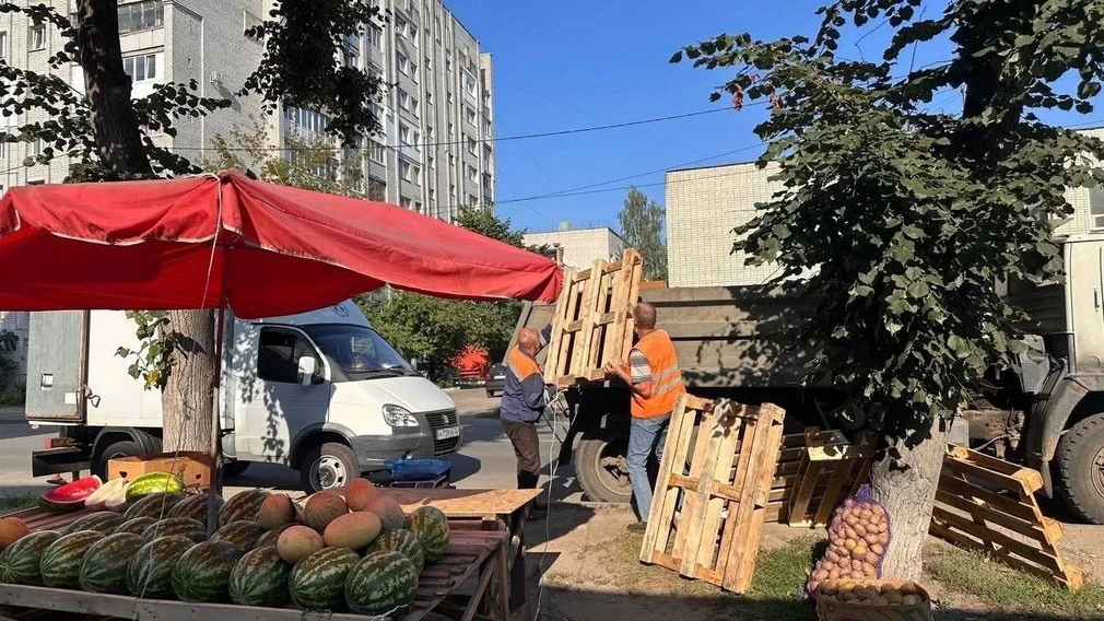 🛒 Бизнес на тротуаре: в Брянске нелегальных торговцев заставляют платить по счетам