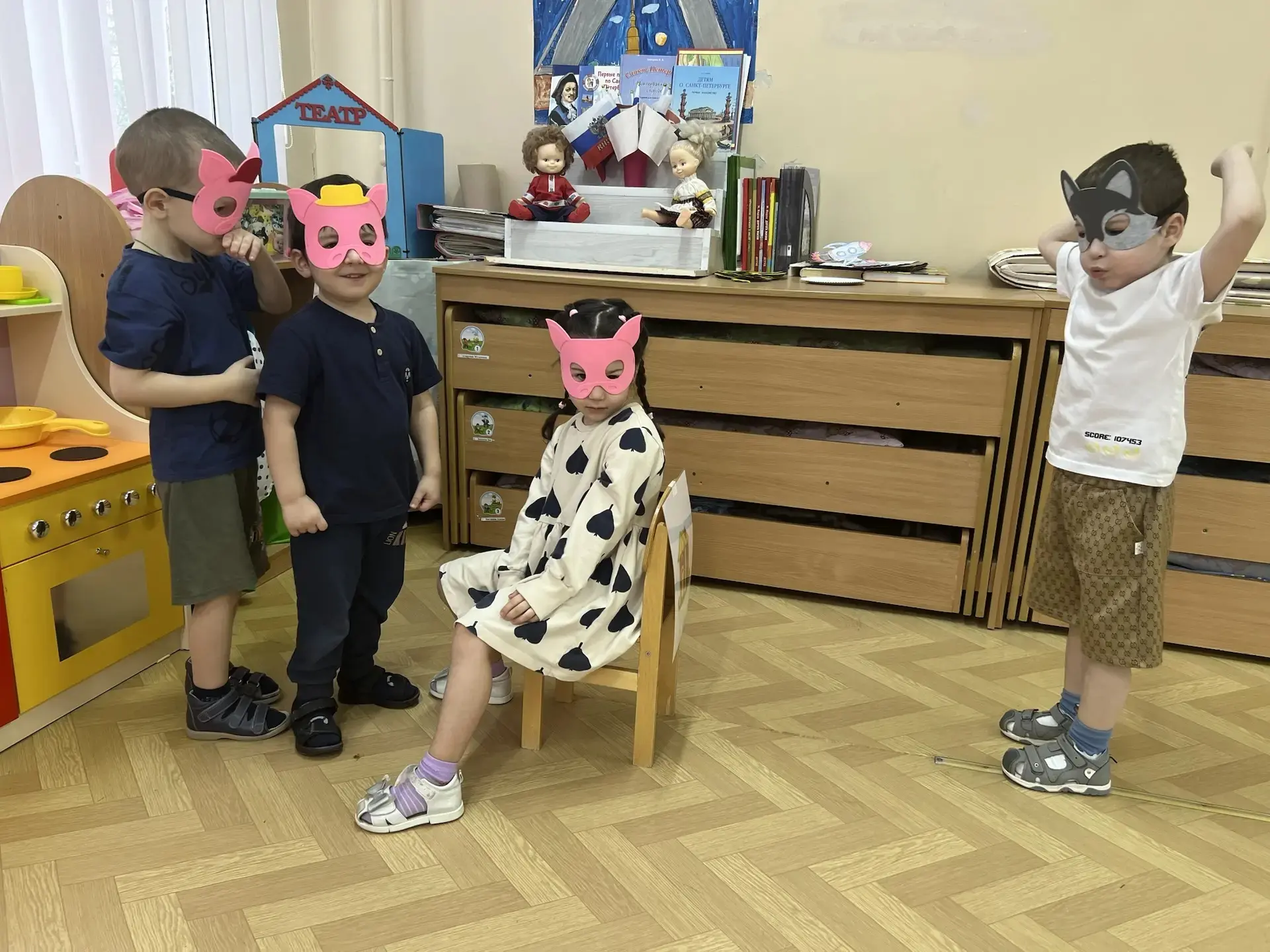 Ребята из группы "Гномики" порадовали малышей, поставив для них увлекательный спектакль «Три поросён
