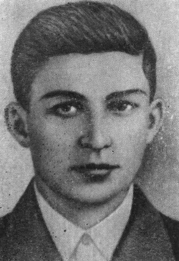 Рассказы о героях

📌Сумской Николай Степанович родился 10 мая 1924 года в селе Красное Краснодонско